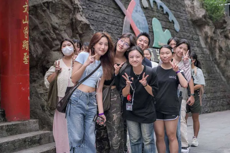 世新大學校慶活動熱鬧非凡，學生們在園遊會攤位前踴躍參與