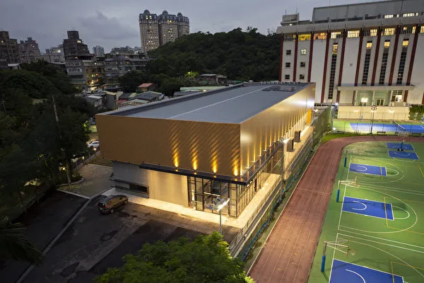 世新大學AI創新課程教學情境，教授正指導學生運用AI工具進行專案研究