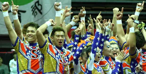 世新大學啦啦隊在全國錦標賽中展現高難度托舉動作，慶祝三連霸