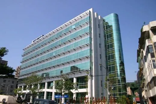 人文社會學院的學生沉浸在圖書館的書海中，專心閱讀，培養思辨能力