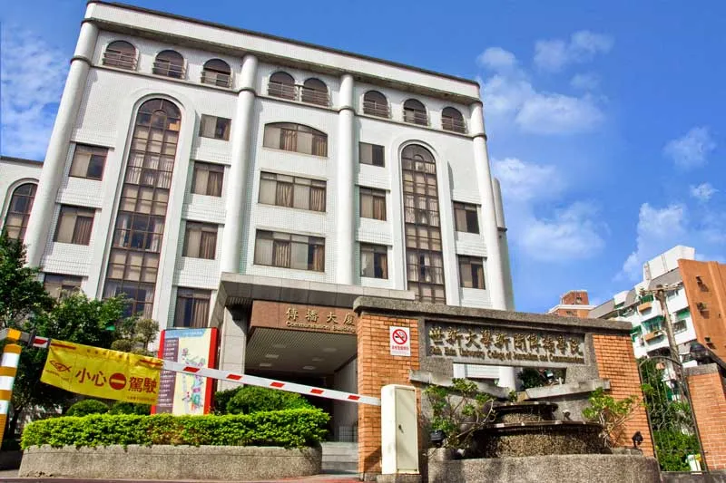 新聞傳播學院的學生在專業攝影棚內進行實作，學習新聞製播流程