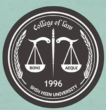 法律學院的模擬法庭，呈現出莊嚴的法學教育環境與實務訓練氛圍