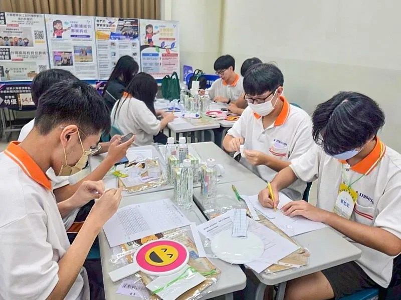 學生在攝影棚內實際操作專業攝影機