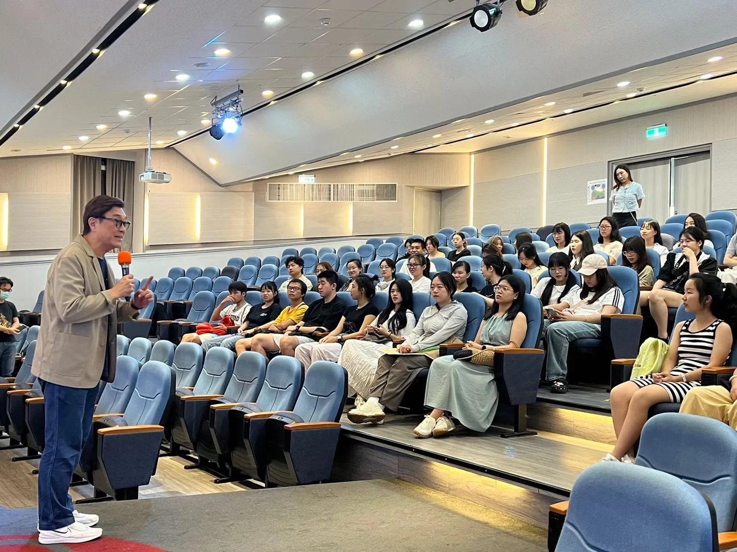 一群國際交換學生在機場快樂合影