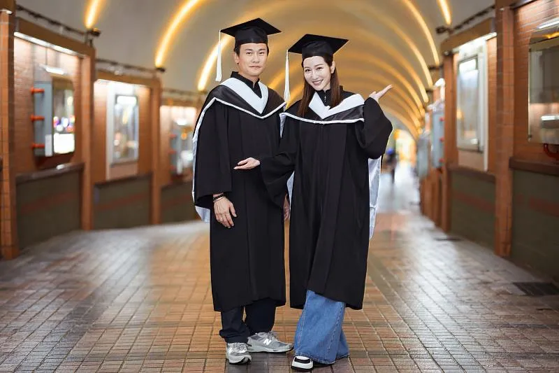 碩士班畢業生在畢業典禮上開心拋起碩士帽