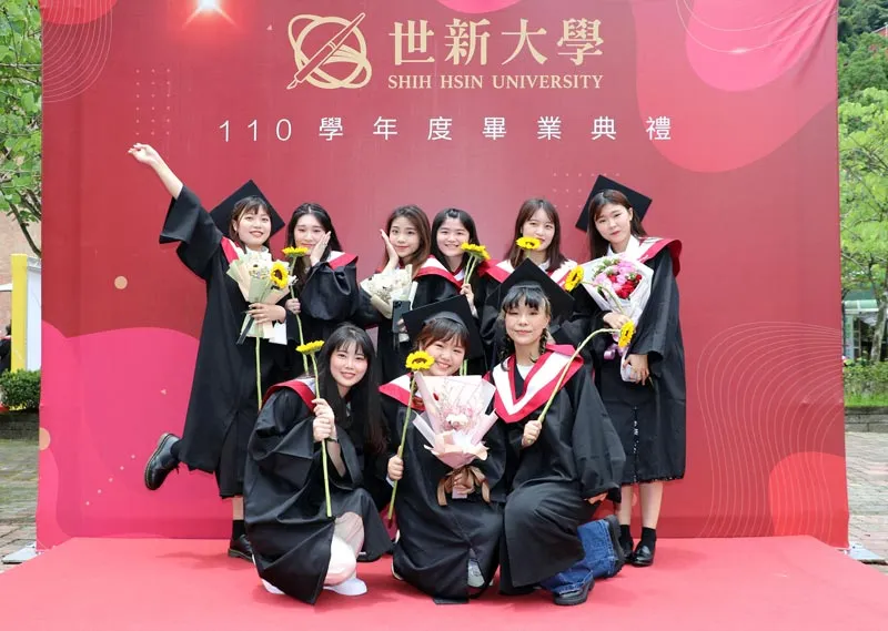 畢業生們在畢業典禮上將學位帽拋向空中