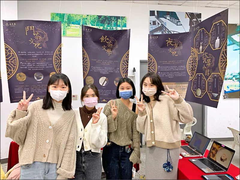 象徵跨領域學習的示意圖，不同學科的符號互相連結，代表世新大學培養T型人才的教育理念