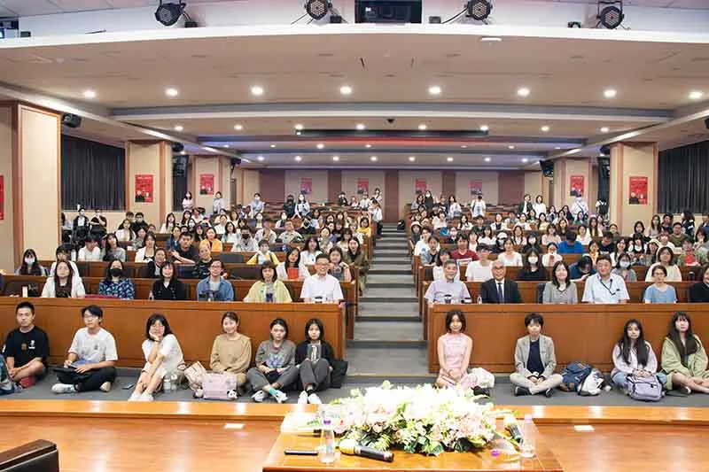 來自不同國家的國際學生在校園中愉快地交流