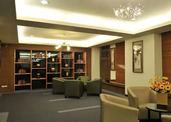 學生在世新大學圖書館明亮的閱覽區中專心讀書