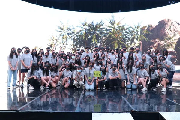 新生們在迎新營隊中興奮地參與團體活動