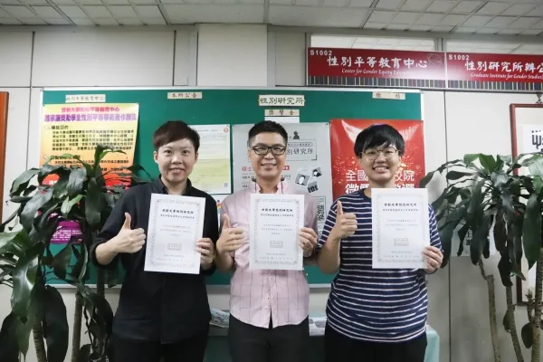 一名優秀學生從師長手中接過獎學金證書