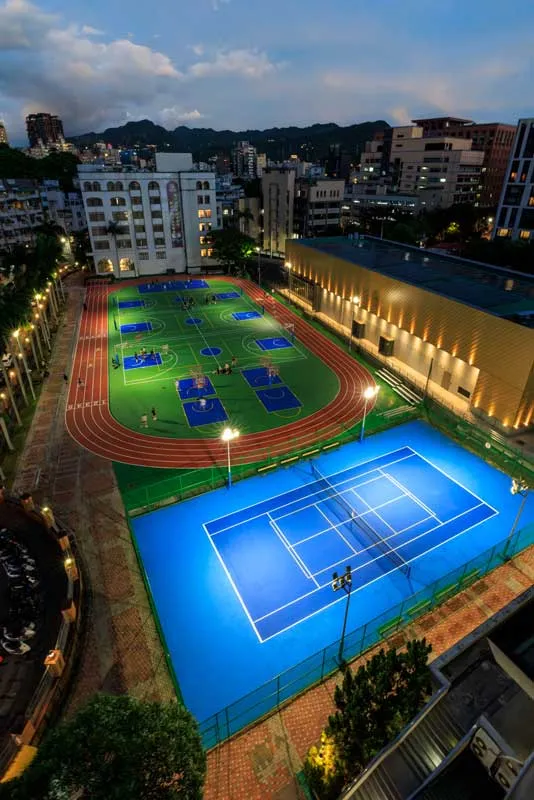 世新大學符合國際認證的全新智能操場，夜間LED燈光絢麗