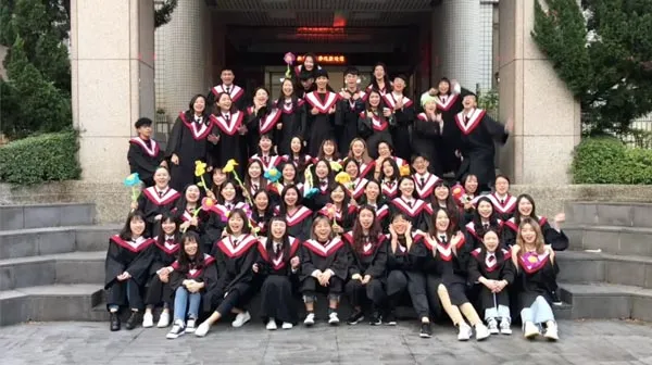 一群充滿活力的學士班學生在校園中合影